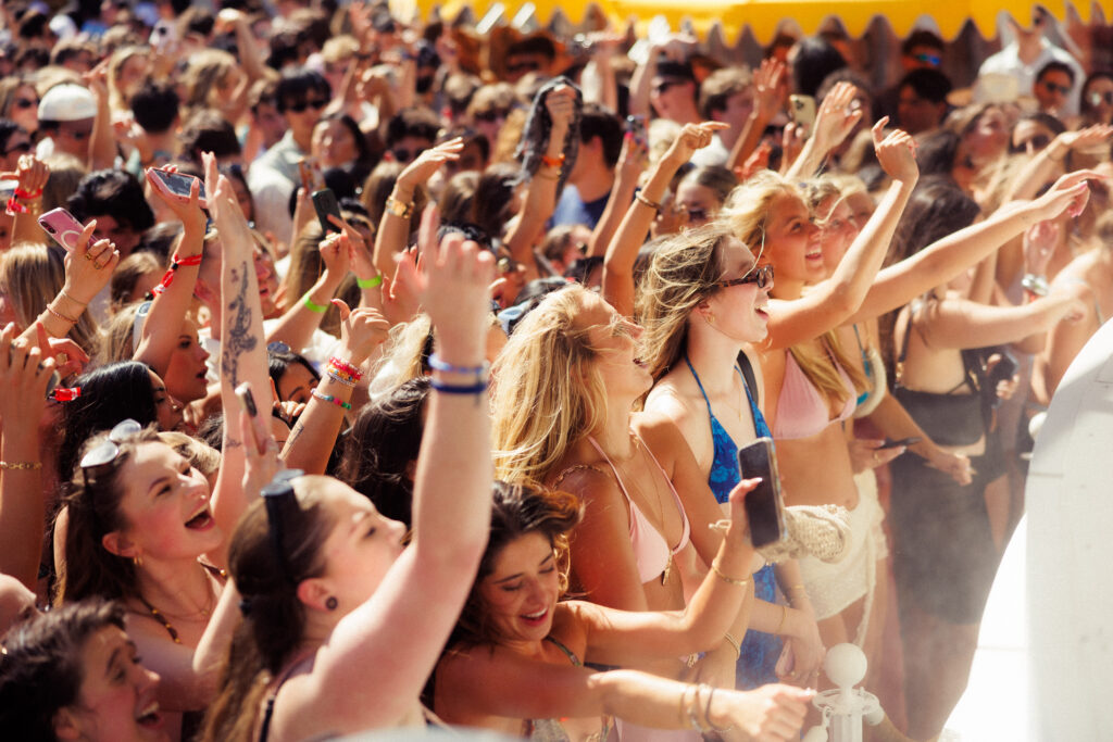 A full crowd dancing at LIV Beach.